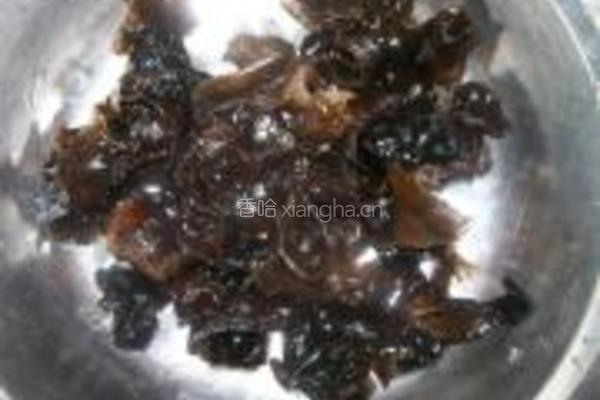 黄瓜木耳炒肉的做法图解2