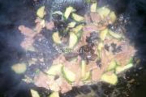 黄瓜木耳炒肉的做法图解8