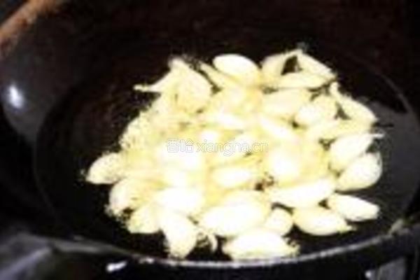 大蒜烧鲶鱼的做法图解5