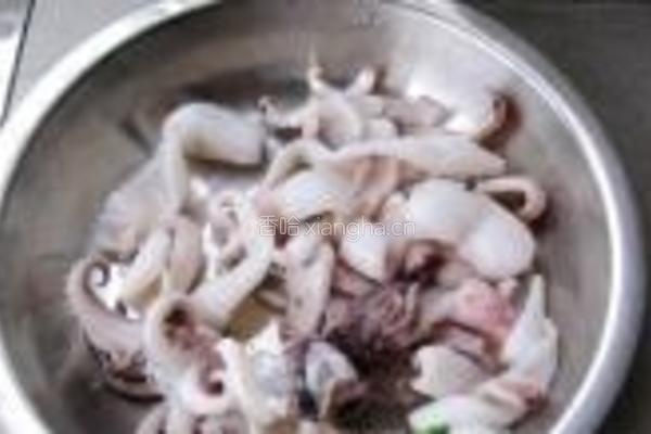 西兰花炒鱿鱼的做法图解4