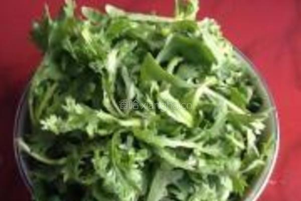 水豆豉炒茼蒿菜的做法图解1