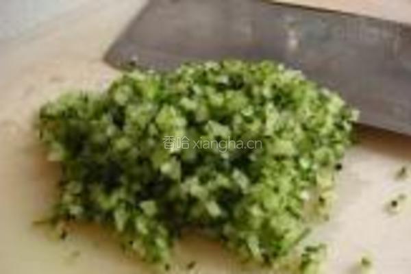 西瓜皮炒毛豆的做法图解3