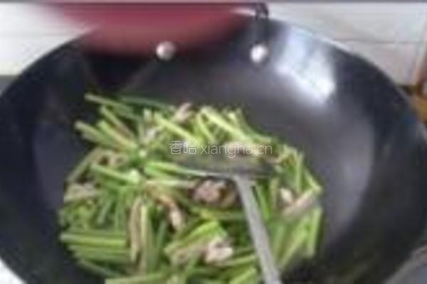 黑木耳炒蒜苗的做法图解4
