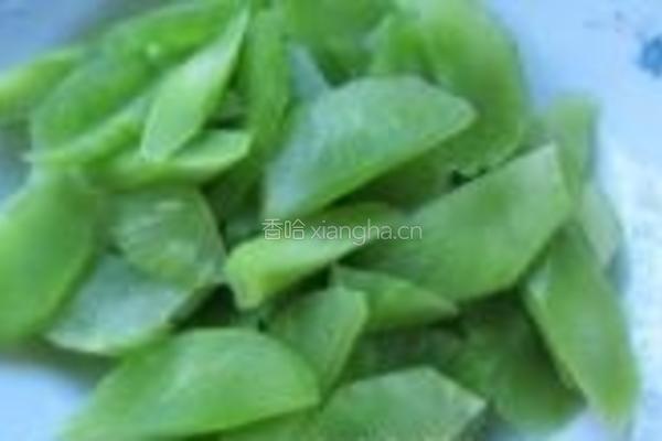 莴笋红椒山药炒肉的做法图解2