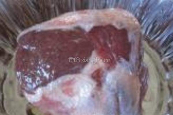 大蒜迷迭香烤羊腿的做法图解1