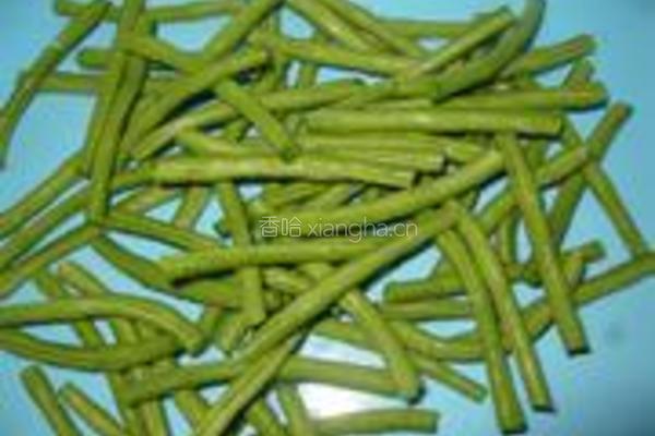 蒜香番茄浇豇豆的做法图解2