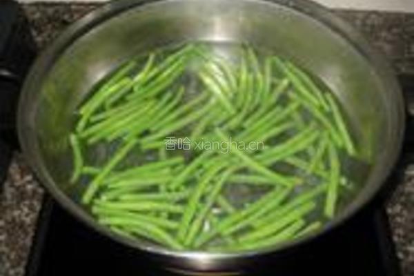 蒜香番茄浇豇豆的做法图解3