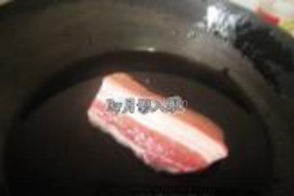 黄花菜扣肉的做法图解1