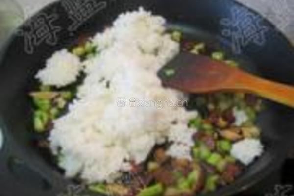 芥蓝腊肠炒饭的做法图解7