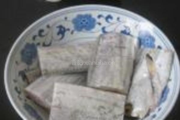 辣味蒜子带鱼的做法图解1