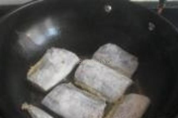 辣味蒜子带鱼的做法图解5