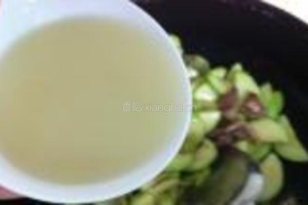 翠玉瓜炒猪肉的做法图解5