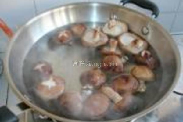 香菇鳕鱼豆芽汤的做法图解2