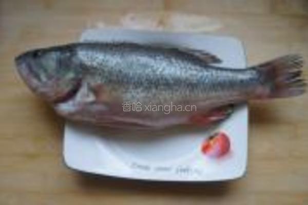 孔雀开屏鲈鱼的做法图解1