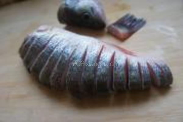 孔雀开屏鲈鱼的做法图解2