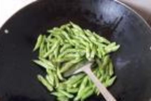 四季豆炒腊肉的做法图解6