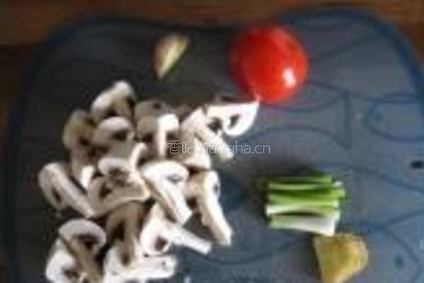 蘑菇焖牛肉的做法图解2