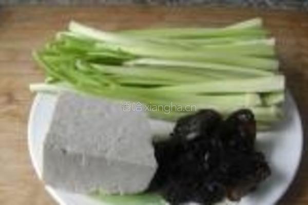 芹菜炒豆腐的做法图解1