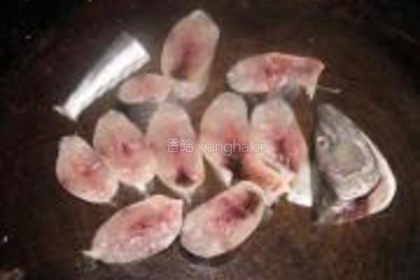 红焖马鲛鱼的做法图解2