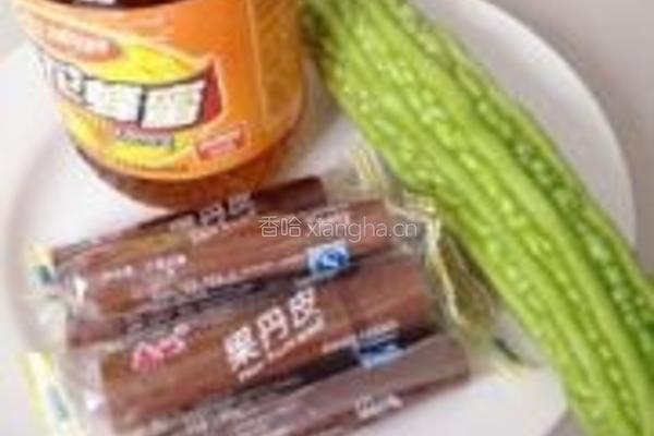 果丹皮酿苦瓜的做法图解1