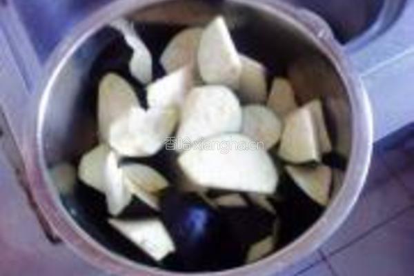 蒜香酱肉烧茄子的做法图解1