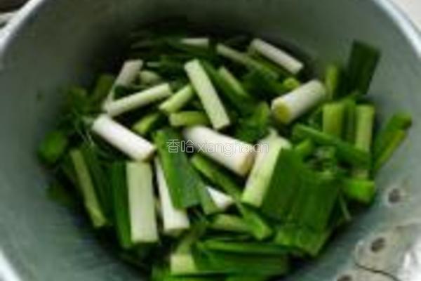 蒜苗香干肉的做法图解1