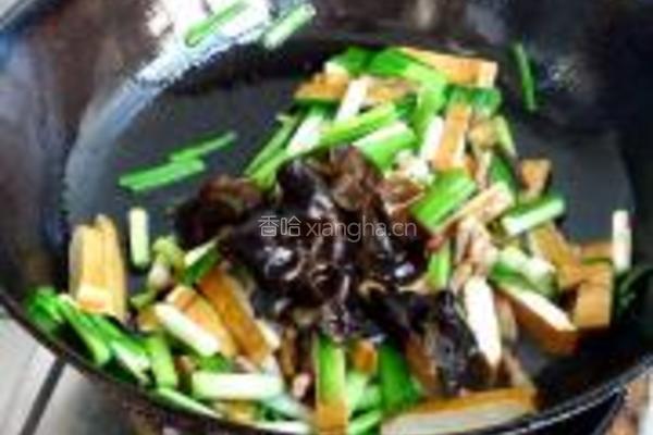 蒜苗香干肉的做法图解9