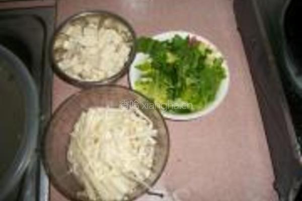 金针菇豆腐汤的做法图解1