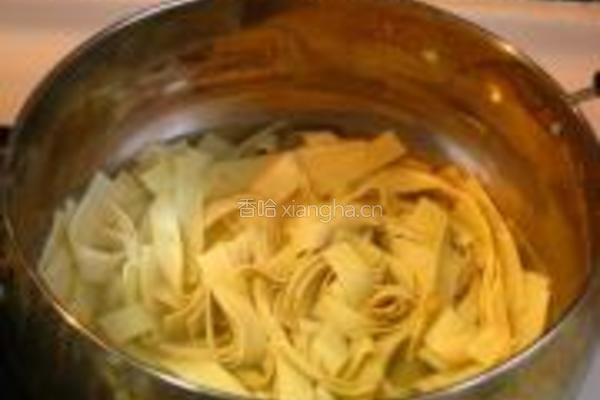 青椒炒豆皮的做法图解2