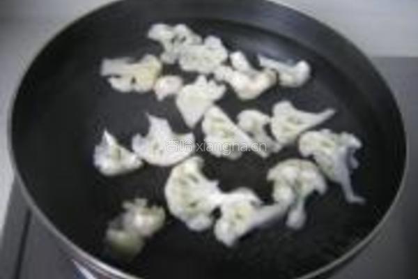 菜花炒豆菇的做法图解3