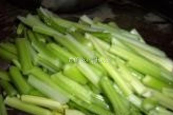肉末尖椒炒芹菜的做法图解1