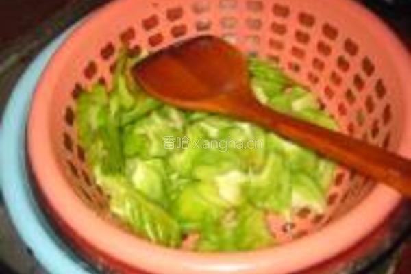 豆豉鲮鱼炒苦瓜的做法图解1