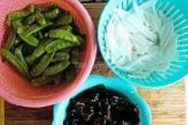 荷兰豆炒魔芋的做法图解1