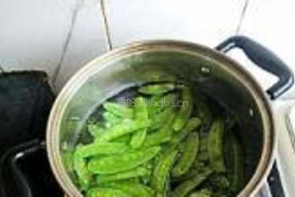 荷兰豆炒魔芋的做法图解2