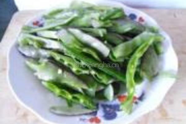黄花菜烧扁豆的做法图解2