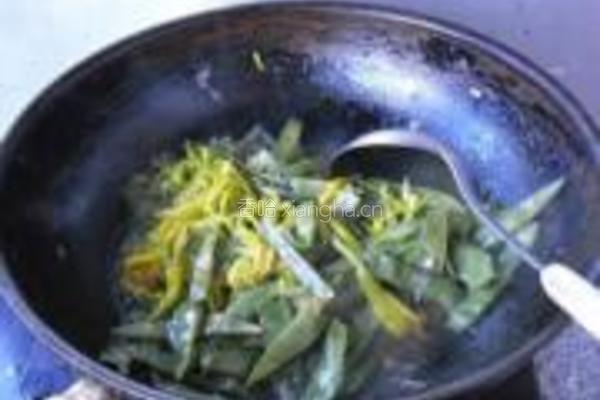 黄花菜烧扁豆的做法图解8