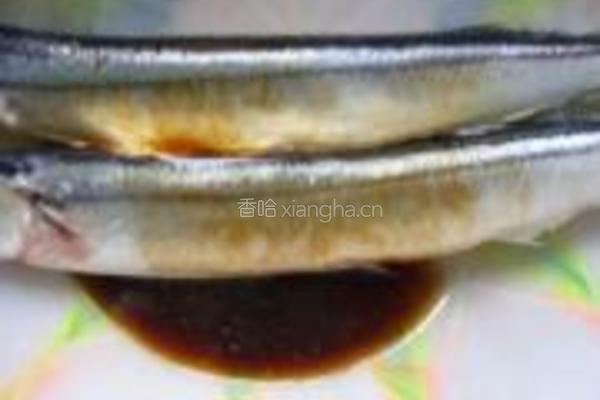 干煎秋刀鱼的做法图解4