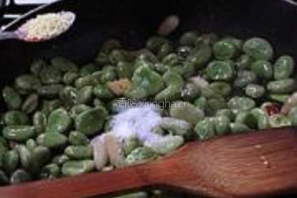 蒜香辣味蚕豆米的做法图解5