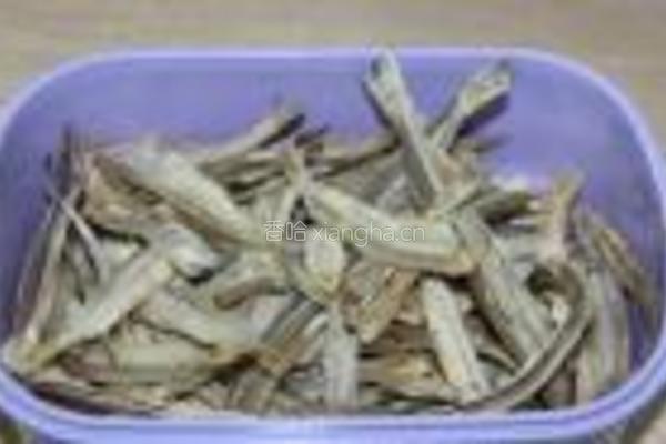 酱香小鱼干的做法图解1