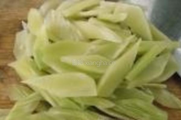 虾仁麻酱莴笋的做法图解2