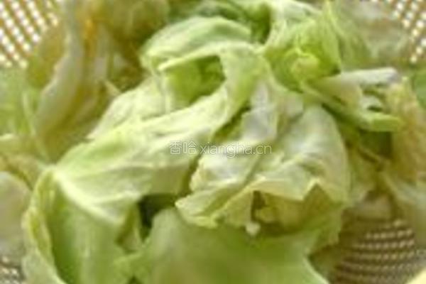 卷心菜炒腊肠的做法图解1