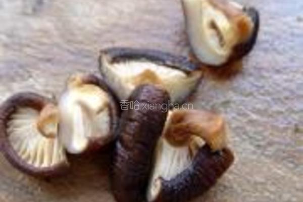 卷心菜炒腊肠的做法图解3