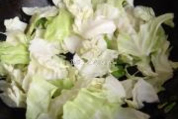 卷心菜炒腊肠的做法图解5