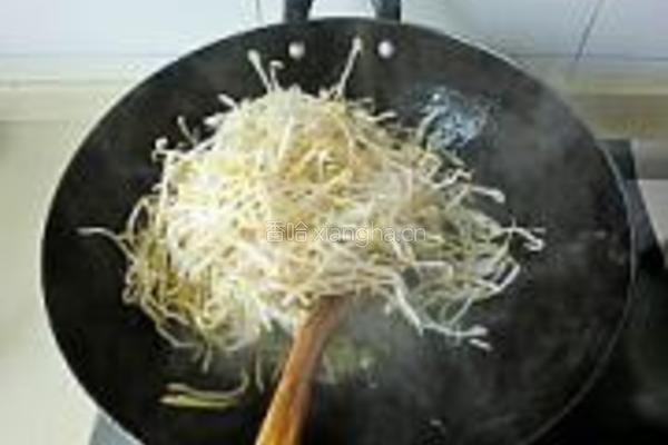 醋烹绿豆芽的做法图解2