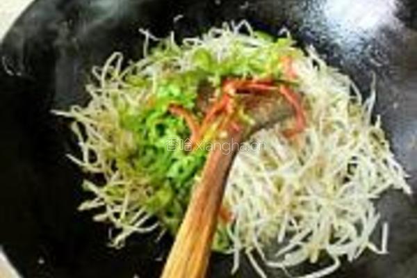 醋烹绿豆芽的做法图解4