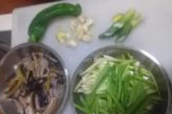 鳝鱼炒蒜苗的做法图解4
