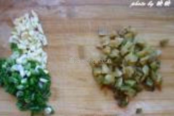 榨菜拌金针菇的做法图解2