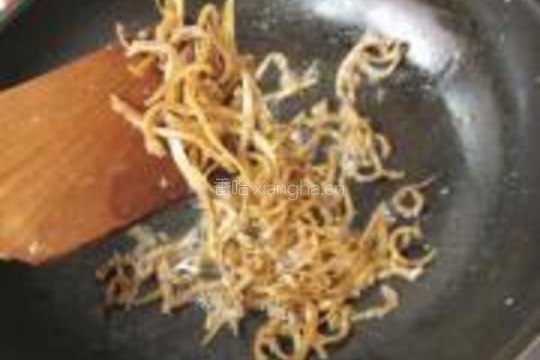 银鱼干炒绿椒的做法图解2