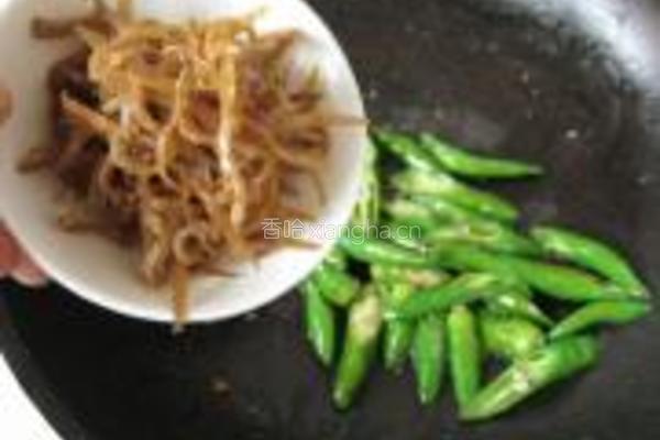 银鱼干炒绿椒的做法图解5