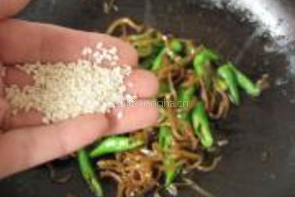 银鱼干炒绿椒的做法图解7